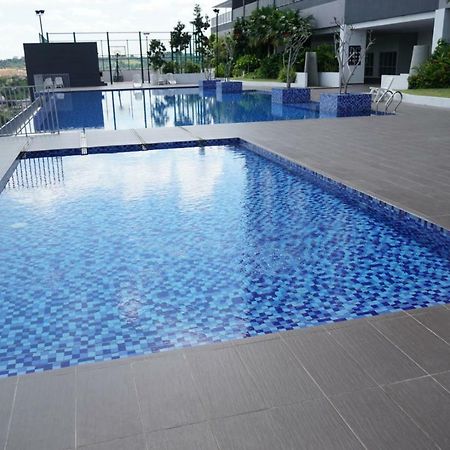 2 Carpark Gep 5 Star Hotel Bed & Sofa Studio Сері-Кембанган Екстер'єр фото